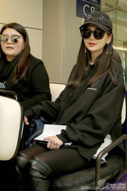 Angelababy “bế” bụng bầu đi ủng hộ chồng - 10
Bà bầu Angelababy thật xinh đẹp và quyến rũ!