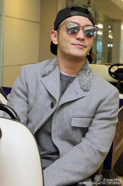 Angelababy “bế” bụng bầu đi ủng hộ chồng - 9
Ông xã Huỳnh Hiểu Minh dù bận rộn vẫn không quên chăm sóc vợ. Ngoài những lúc bận việc, anh luôn cố gắng ở cạnh Angelababy thật nhiều và nhắc nhở cô cẩn thận ăn uống, đi lại.