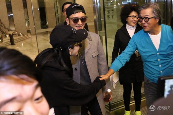 Angelababy “bế” bụng bầu đi ủng hộ chồng - 6
Ngôi sao xinh đẹp vui vẻ chào hỏi đồng nghiệp của chồng. Angelababy tiết lộ, cô tăng cân khá nhiều trong thời gain mang bầu nhưng so với những bà bầu khác, nữ diễn viên xinh đẹp vẫn rất nhỏ nhắn.