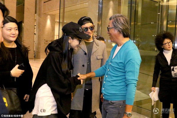 Angelababy “bế” bụng bầu đi ủng hộ chồng - 5
Ngôi sao xinh đẹp vui vẻ chào hỏi đồng nghiệp của chồng. Angelababy tiết lộ, cô tăng cân khá nhiều trong thời gain mang bầu nhưng so với những bà bầu khác, nữ diễn viên xinh đẹp vẫn rất nhỏ nhắn.