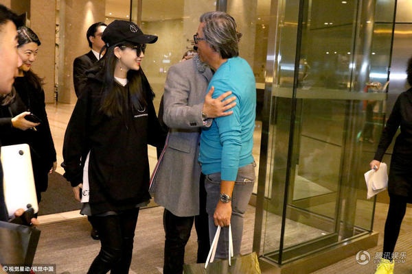 Angelababy “bế” bụng bầu đi ủng hộ chồng - 4
Angelababy khéo léo giấu bụng bầu với trang phục thùng thình. Với dáng vóc nhỏ nhắn như thế này, khó nhận ra cô đang mang thai 7 tháng.