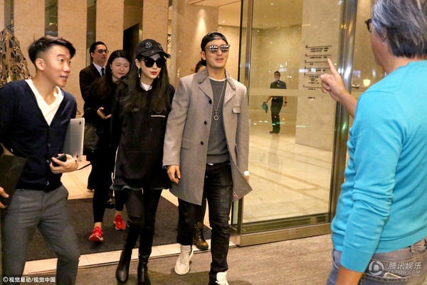 Angelababy “bế” bụng bầu đi ủng hộ chồng - 3
Vợ chồng Angelababy và Huỳnh Hiểu Minh trông vô cùng thời trang và sành điệu.