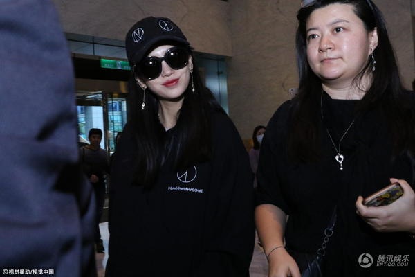 Angelababy “bế” bụng bầu đi ủng hộ chồng - 2
Angelababy, vợ của Huỳnh Hiểu Minh, cũng có mặt trong chuyến đi lần này với chồng. Cô tới Đài Loan để ủng hộ ông xã. Người đẹp đang mang bầu đứa con đầu lòng khoảng 7 tháng.