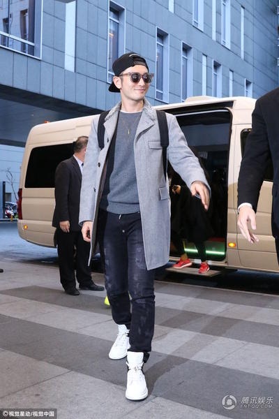 Angelababy “bế” bụng bầu đi ủng hộ chồng - 1
Huỳnh Hiểu Minh đang có mặt tại Đài Loan để quảng cáo cho bộ phim mới mà anh tham gia. Nam diễn viên điển trai lịch lãm với quần jeans sẫm màu, áo len kết hợp với măng tô màu sáng và đôi giày thể thao thời trang.