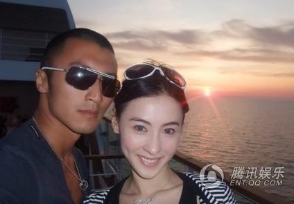 Hai năm bên nhau, Tạ Đình Phong vẫn nắm tay Vương Phi tình tứ - 11
Tạ Đình Phong và vợ cũ, Trương Bá Chi, cũng có với nhau 2 cậu con trai. Cả hai đều sống với nữ diên viên họ Trương sau khi hai người ly dị. Cặp đôi vẫn duy trì quan hệ bạn bè thân thiết để cùng chăm sóc và dạy dỗ hai cậu con trai chung.