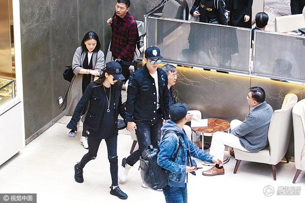 Huỳnh Hiểu Minh thuê vệ sỹ bảo vệ vợ đang mang bầu - 3
Cặp đôi luôn có vệ sĩ tháp tùng bảo vệ khi xuất hiện ở những nơi công cộng.