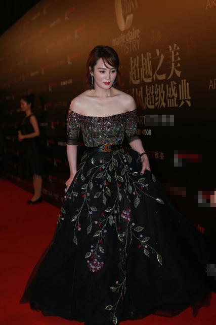 Đường Yên đẹp đôi bên bạn trai La Tấn - 11
Thủy Linh duyên dáng và quyến rũ với đầm trễ vai.