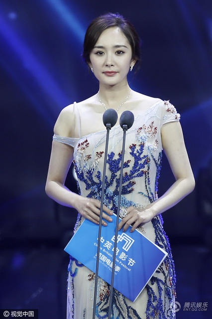 Dương Mịch đẹp không tì vết trên sân khấu - 3
Dương Mịch đã có một năm 2016 đầy biến động khi đời tư của cô liên tục bị báo giới mổ xẻ.