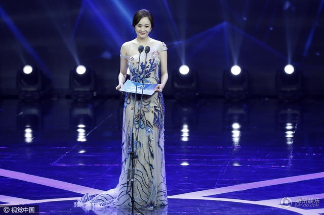 Dương Mịch đẹp không tì vết trên sân khấu - 4
Đầu năm 2016, cô dính tin đồn mâu thuẫn với gia đình nhà chồng và quá ham công tiếc việc đến mức bỏ rơi con gái. Giữa năm 2016, tin đồn cô và Lưu Khải Uy đã ly dị nhưng chưa công bố bị báo giới đăng tải. Tháng 10 vừa rồi, thông tin chồng Dương Mịch - Lưu Khải Uy ngoại tình với bạn diễn cũng khiến hôn nhân của cô lục đục.
