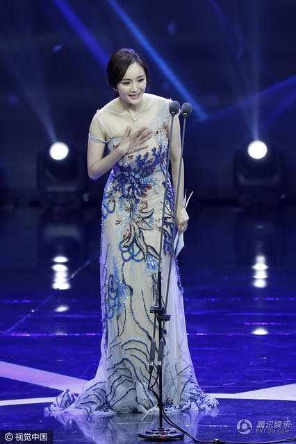 Dương Mịch đẹp không tì vết trên sân khấu - 9
Nữ diễn viên xinh đẹp cảm tạ khán giả vì luôn ủng hộ cô trong sự nghiệp. Dương Mịch hiện là một trong những nữ diễn viên đắt sô và nổi tiếng nhất Trung Quốc. Vài năm trở lại đây, Dương Mịch bắt đầu có tên trong danh sách những nghệ sĩ giàu có nhất Trung Quốc do tạp chí Forbes bình chọn.
