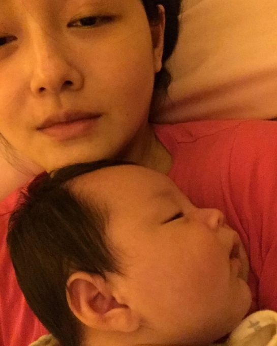 Từ Hy Viên lộ dáng "mập mạp" trong ngày tái xuất - 9
Từ Hy Viên kết hôn vào năm 2011 sau chưa đầy nửa năm quen biết. Sau ba năm chung sống, cô sinh con gái đầu lòng cho Uông Phi, một trong những thiếu gia giàu có nhất đại lục, và năm 2016, cô sinh tiếp con trai. Nữ diễn viên xinh đẹp đã từ bỏ công việc trong làng giải trí và sự nghiệp điện ảnh rực rỡ để làm mẹ, làm vợ.