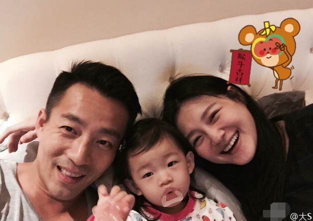 Từ Hy Viên lộ dáng "mập mạp" trong ngày tái xuất - 10
Vợ chồng Từ Hy Viên chụp ảnh cùng con gái đầu lòng. Trang cá nhân của nữ diễn viên Vườn Sao Băng ngập tràn hình ảnh gia đình hạnh phúc, các con và chồng.