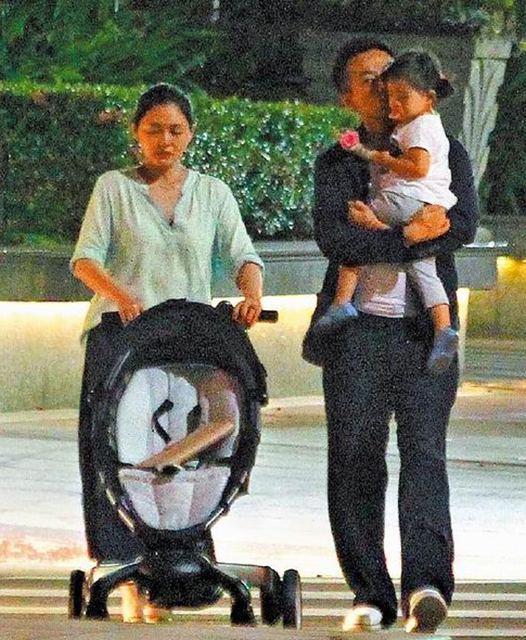 Từ Hy Viên lộ dáng "mập mạp" trong ngày tái xuất - 13
Gia đình nhỏ hạnh phúc của Từ Hy Viên và thiếu gia Uông Phi là niềm mơ ước của nhiều nghệ sĩ trong làng giải trí Hoa ngữ.