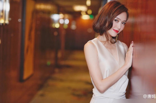 Dính tin đồn "bầu bí" ba tháng, Đường Yên vẫn thanh mảnh, duyên dáng - 7
Sau khi công khai quan hệ, Đường Yên và Lan Tấn xuất hiện bên nhau nhiều hơn. Hai người được khen đẹp đôi và nhận được sự ủng hộ của người hâm mộ.