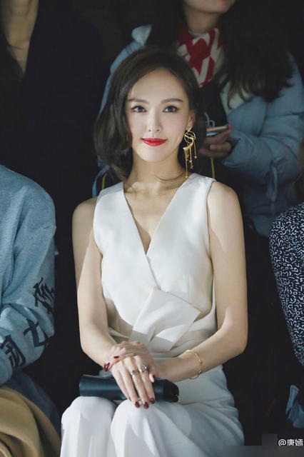 Dính tin đồn "bầu bí" ba tháng, Đường Yên vẫn thanh mảnh, duyên dáng - 12
Sự chân thành của La Tấn rồi cũng có lúc khiến Đường Yên cảm động. Hai người quyết định hò hẹn trong bí mật trong hai năm. Lý do khiến La Tấn không muốn bạn gái công khai mối quan hệ của họ sớm vì sợ rằng truyền thông sẽ làm ảnh hưởng tới cuộc sống của cô. Và quan trọng nhất anh không muốn bạn gái phải sống lại những ngày tháng áp lực giống như mối tình với Khưu Trạch mang lại.