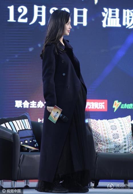 “Bà bầu” Angelababy cười tươi, “bế” bụng bầu dự họp báo - 5
Cô sẽ sinh con vào đầu năm 2017. Em bé là kết quả tình yêu giữa cô và ông xã Huỳnh Hiểu Minh. Cặp đôi làm đám cưới vào mùa thu năm ngoái sau vài năm hò hẹn, tìm hiểu.