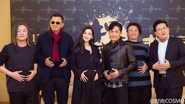 “Bà bầu” Angelababy cười tươi, “bế” bụng bầu dự họp báo - 6
Mọi người trong đoàn làm phim bắt chước hành động của Angelababy khoe bụng bầu để chụp hình. Tất cả đều đánh giá rất cao nỗ lực và diễn xuất của Angelababy trong bộ phim Người lái đò. Đo diễn Vương Gia Vệ nói: Tôi từng nghĩ, Lưu Đức Hoa là diễn viên nỗ lực nhất nhưng khi gặp Angelababy, tôi còn thấy cô ấy chịu khó hơn.