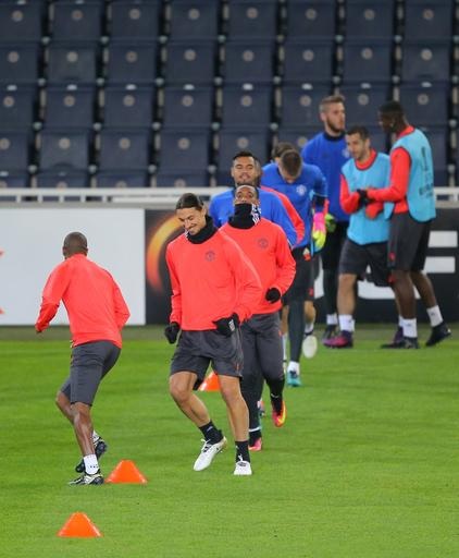 MU làm quen với sân Sukru Saracoglu - 9
Ibrahimovic (giữa) đang chịu nhiều chỉ trích do phong độ không tốt gần đây