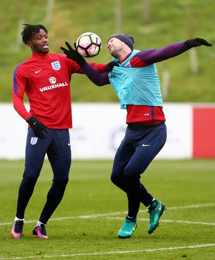 Rooney tươi rói trên sân tập cùng tuyển Anh - 8
Cahill (phải) tranh bóng với Nathaniel Chalobah (trái)