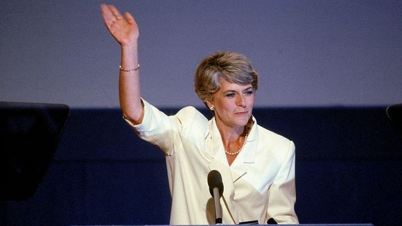 Thông điệp ẩn chứa sau 3 bộ trang phục của bà Clinton trong loạt tranh luận - 3
Bà Geraldine Ferraro tại đại hội toàn quốc đảng Dân chủ ở San Francisco năm 1984 (Ảnh: USA Today)