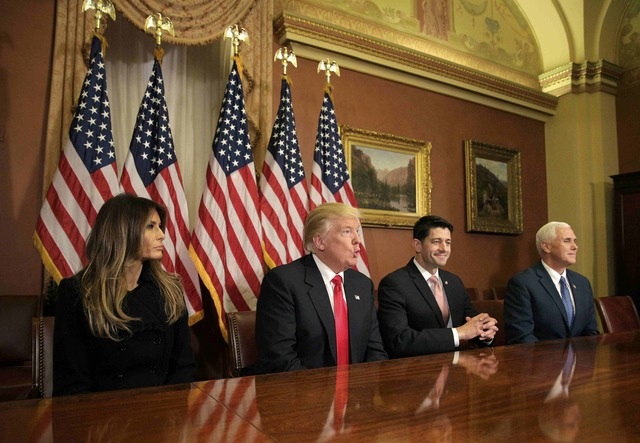 Vợ chồng Tổng thống đắc cử Donald Trump thăm điện Capitol - 10
Bà Melania ngồi bên chồng trong cuộc gặp.