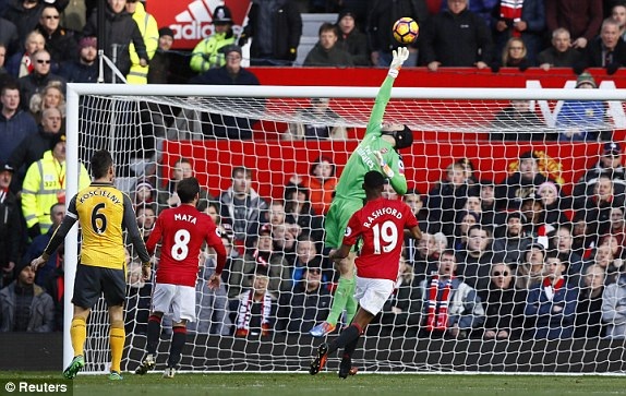 MU 1-1 Arsenal: Giroud cứu "Pháo thủ" - 1
Cech cản phá cú sút của Martial