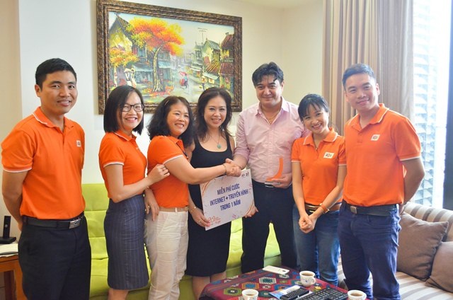 Gắn bó với FPT Telecom chỉ vì câu “xin lỗi” - 2
Anh Bogdan (áo hồng) sử dụng Internet của FPT từ những năm 2000 là điển hình của phong cách khách hàng “yêu cho roi, cho vọt”