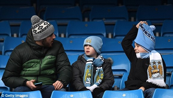 
Cổ động viên Man City chờ đợi trận đấu bắt đầu
