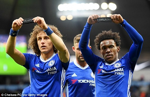 
Luiz, Willian dành sự ăn mừng cho các nạn nhân cho vụ tai nạn rơi máy bay Chapecoense mới đây
