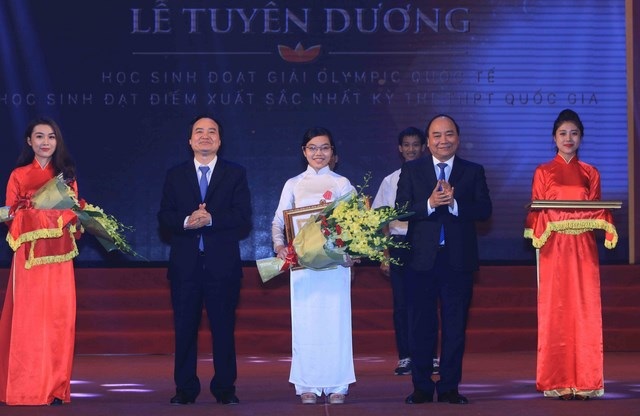 Thủ tướng: Không có phần thưởng nào lớn hơn niềm tin son sắt vào tương lai - 3
Thủ tướng trao Huân chương Lao động hạng Ba cho em Đinh Thị Hương Thảo, hai năm liền đoạt Huy chương Vàng Olympic Vật lí quốc tế 2015 và 2016.
