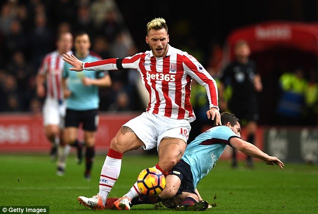 
Marko Arnautovic (trái) đủ thể lực thi đấu ở trận này dù gặp chấn thương vào cuối tuần trước
