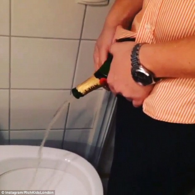 Đổ rượu vang vào toilet