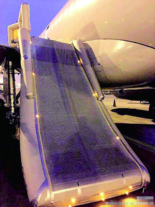 "Hồn nhiên" mở cửa thoát hiểm trên máy bay, du khách vẫn thoát khỏi án phạt - 2 "Hồn nhiên" mở cửa thoát hiểm trên máy bay, du khách vẫn thoát khỏi án phạt - 2