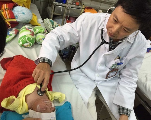 Nhiệt độ ngày- đêm chênh lệch cao: Trẻ nhập viện 3 lần/tháng vì viêm phổi - 2 BS. Đông Hải đang thăm khám cho một bệnh nhi bị viêm phổi nặng
