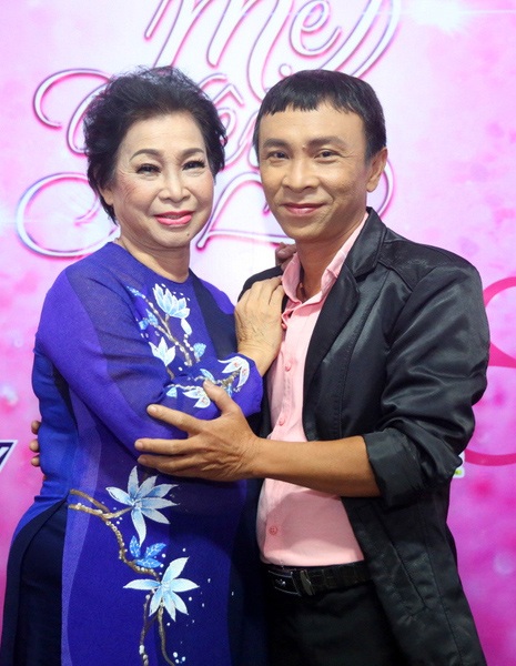 NSND Hồng Vân, NSƯT Kim Xuân, ca sỹ Siu Black... lần đầu tiên hát cùng con trai - 4 Nghệ sĩ cải lương Phương Dung, sau gần 20 năm từ giã sân khấu và ở độ tuổi hơn 70, nếu không phải vì tình yêu rất lớn dành cho con trai Dũng nhí, hẳn nghệ sĩ Phương Dung sẽ không tham gia chương trình.