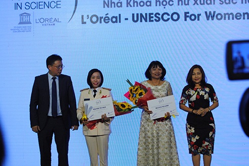 Tôn vinh và trao giải thưởng 5 nhà khoa học nữ xuất sắc Việt Nam 2016 - 1
Tiến sĩ Nguyễn Thị Mùa và GS.TS Nguyễn Thị Lang nhận giải thưởng