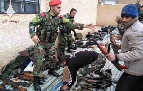 Quân đội Syria tiếp nhận vũ khí của phiến quân đầu hàng ở Tây Ghouta