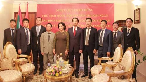 Chủ tịch Quốc hội chụp ảnh lưu niệm với cán bộ nhân viên Đại sứ quán Việt Nam