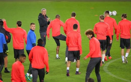 MU làm quen với sân Sukru Saracoglu - 10
Mourinho cùng các học trò trên sân tập