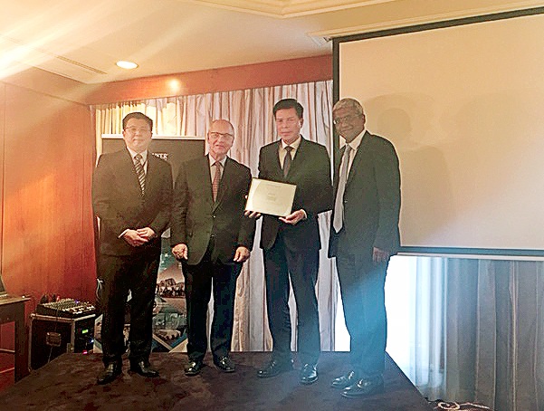 Tạp chí The Asian Banker vinh danh ngân hàng mạnh nhất Việt Nam - 1
Đại diện Vietcombank, Ông Phạm Mạnh Thắng - Phó Tổng giám đốc (thứ 2 từ phải sang) nhận giải thưởng “Ngân hàng có bảng cân đối tài chính mạnh nhất Việt Nam” do Tạp chí The Asian Banker trao tặng cho Vietcombank