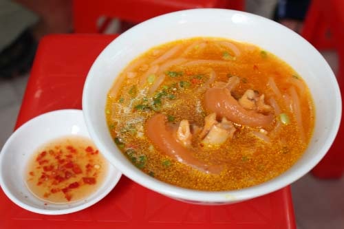 Đi canh giờ, xếp hàng chờ ghế: Quán ăn 'không nhanh hết phần' - 2
Bát bánh canh nhìn rất hấp dẫn.