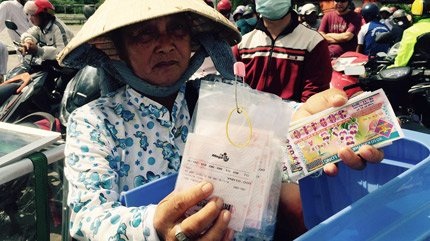 Vé số điện toán in sẵn, báo rao nhiễu loạn thị trường? - 1
Người bán dạo hiện cùng lúc bán vé số truyền thống in sẵn và vé số điện toán in sẵn
