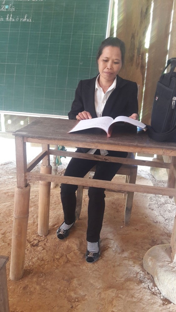 Ở nơi một cô giáo chỉ đứng lớp… 4 học sinh - 11
Bàn giáo viên bị gãy chân nên các cô phải dùng tạm ống nứa kê cao để soạn giáo án