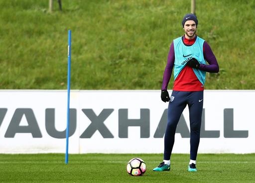 Rooney tươi rói trên sân tập cùng tuyển Anh - 9
Henderson trên sân tập của tuyển Anh