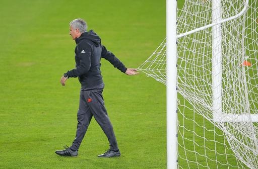 MU làm quen với sân Sukru Saracoglu - 13
Mourinho kéo cầu môn cho các học trò tập luyện