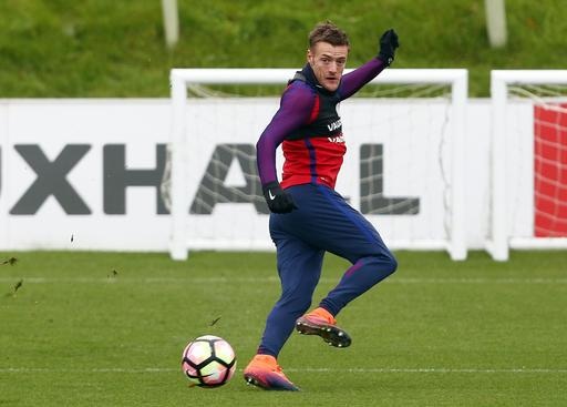 Rooney tươi rói trên sân tập cùng tuyển Anh - 12
Tiền đạo Jamie Vardy