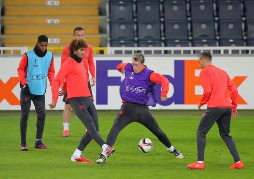MU làm quen với sân Sukru Saracoglu - 14
Jones lao vào tranh bóng với Fellaini