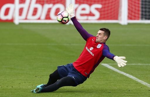 Rooney tươi rói trên sân tập cùng tuyển Anh - 13
Thủ thành Tom Heaton của Burnley cũng