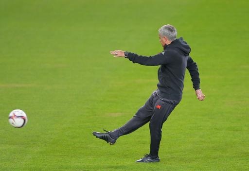 MU làm quen với sân Sukru Saracoglu - 16
Mourinho thực hiện một pha sút bóng. Chiến lược gia người Bồ Đào Nha giỏi tài thao lực nhưng không phải người nổi bật về kỹ thuật