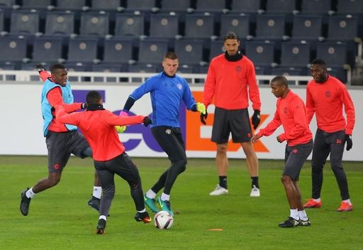 MU làm quen với sân Sukru Saracoglu - 17
Pogba (trái) tranh bóng với các đồng đội